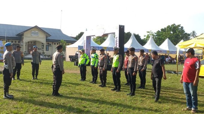 Personil Polres Kotamobagu Lakukan Pengamanan Sobat Adira Expo di Lapangan Kelurahan Molinow
