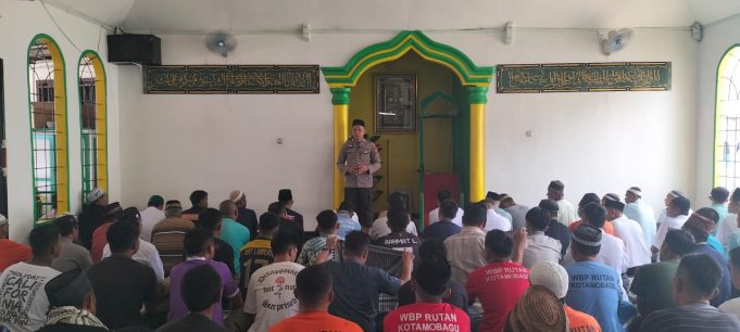 Dai Polri Polres Kotamobagu Kunjungi Lapas Kelas II B Lakukan Sholat Berjamaah