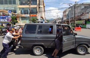Sigap dan Humanis : Personil Satlantas Polres Kotamobagu Bantu Pemudik yang Mengalami Mogok di Tengah Perjalanan