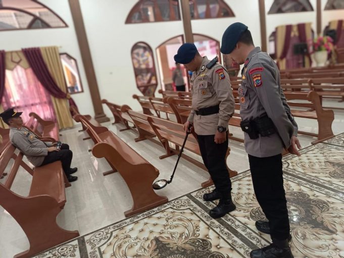 Jelang Tri Hari Suci Kabag Ops Polres Kotamobagu Pimpin Strelisasi Gereja