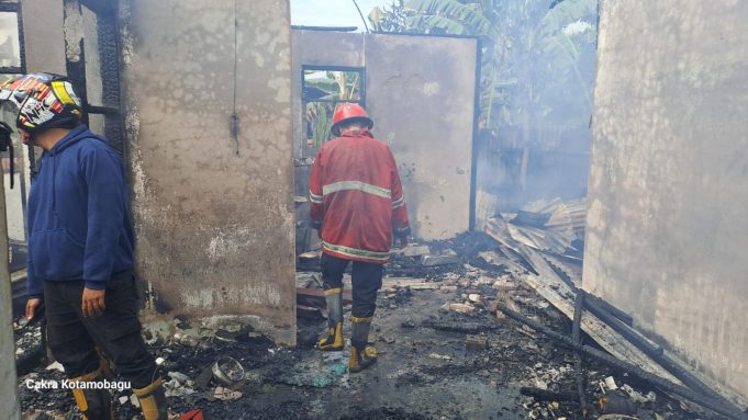 Polsubsektor Kotamobagu Selatan Bantu Evakuasi Rumah Korban Kebakaran di Poyowa Kecil