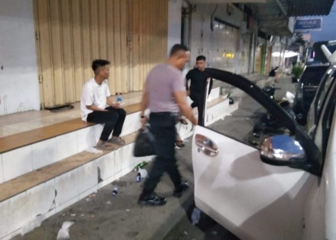 Personil Polres Kotamobagu Bubarkan Pesta Miras di Depan Pertokoan Abdi Karya