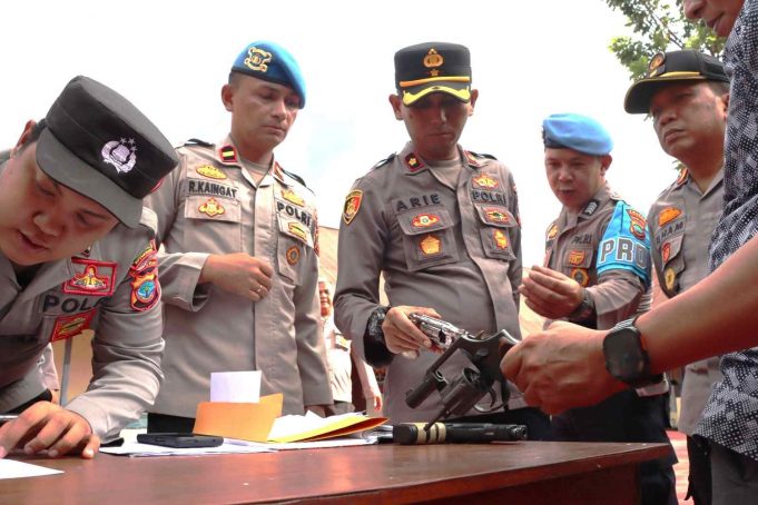 Laksanakan Pemeriksaan Senjata Api (Senpi) Personil, Wakapolres: Perhatikan kelengkapan dan Pahami Aturan Kepemilikannya