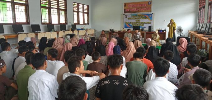 Sat Binmas Polres Kotamobagu Lakukan Pembinaan Kemitraan Polmas di SMP N 4 Lolayan