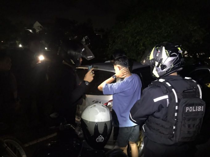 Dua Mobil Parkir di Tempat Sepi, Tim Presisi Lakukan Pemeriksaan