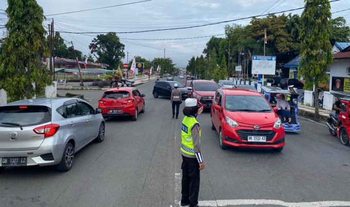 Strong Point Pagi, Satlantas Sigap Bantu Warga Seberangi Jalan