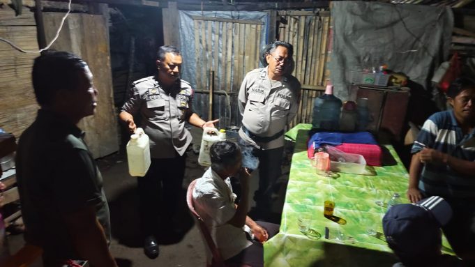 Giat KRYD Polsek Lolayan Temukan Pesta Miras di Permukiman Warga