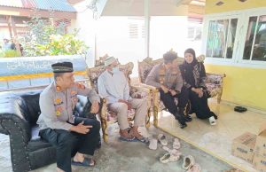 Kapolres Kotamobagu dan Ketua Bhayangkari Cabang Sambang Duka di Rumah Keluarga Aipda Haris Ali