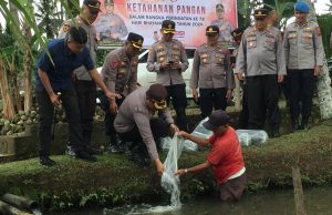 Polres Kotamobagu Laksanakan Penyerahan dan Pelepasan Bibit Ikan Nila Momen Peringatan Hari Bhayangkara ke-78