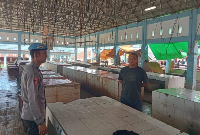 Sambangi Pedagang Pasar, Polsek Kotamobagu Utara Sampaikan Pesan Kamtibmas