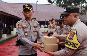 Wakapolres Kotamobagu Serahkan Dukungan Siskom HP/HT Yang Terintegrasi Untuk Meningkatkan Efektivitas Tugas Bhabinkamtibmas