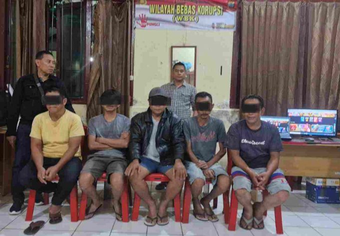 Tim Unit Kecil Lengkap (UKL) Polres Kotamobagu, Amankan 5 Pelaku Judi Online Sabung Ayam