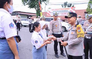 Kobarkan Semangat Patriotisme Jelang HUT RI ke-79, Polres Kotamobagu Bagi-Bagi Bendera dan Pita Merah Putih