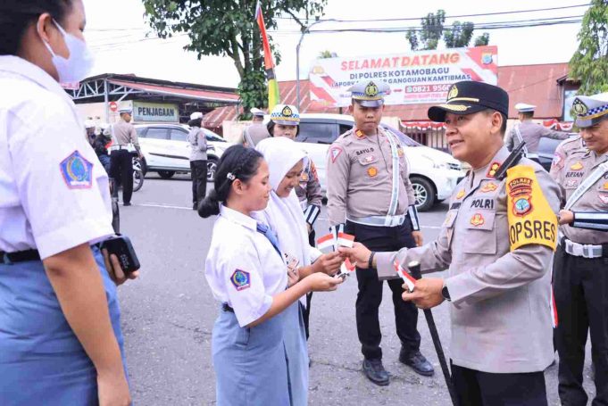 Kobarkan Semangat Patriotisme Jelang HUT RI ke-79, Polres Kotamobagu Bagi-Bagi Bendera dan Pita Merah Putih