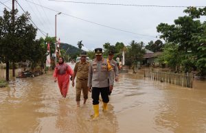 Tanggap Penanganan Bencana Alam, Kapolres Kotamobagu Tinjau Lokasi Banjir di Desa Tanoyan Utara