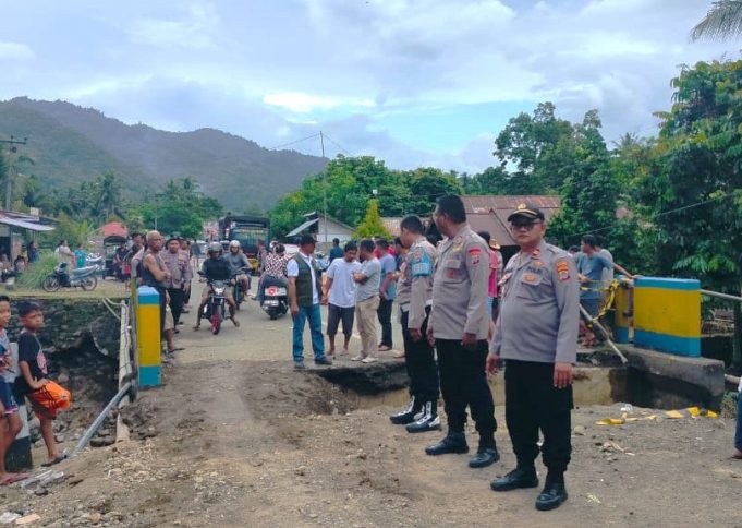 Polres Kotamobagu dan Brimob Bangun Jembatan Darurat Desa Muntoi, Sementara Bisa Dilalui Sepeda Motor