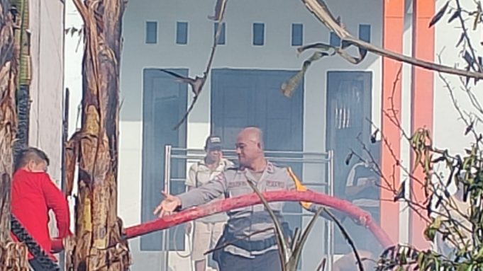 Dengan Sigap Bhabinkamtibmas Kopandakan II Bersama Warga Bantu Padamkan Kebakaran Rumah Warga
