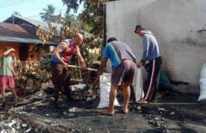Sinergi Polri dan Pemdes Bersama Warga Desa Kopandakan II Gelar Kerja Bakti Pasca Kebakaran