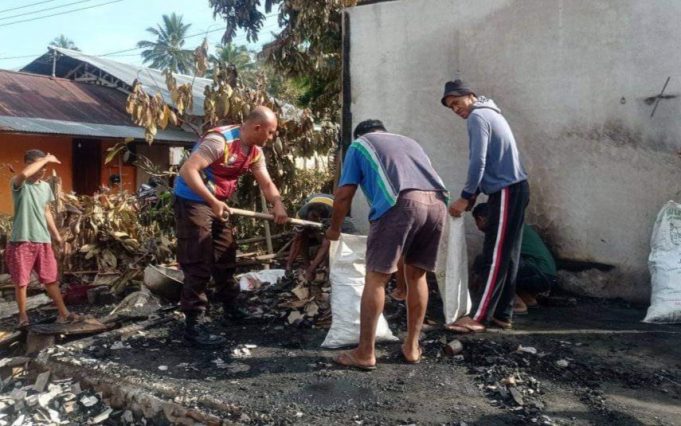 Sinergi Polri dan Pemdes Bersama Warga Desa Kopandakan II Gelar Kerja Bakti Pasca Kebakaran