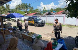 Tim Patroli Presisi Laksanakan Cooling System Pemilukada dan Check Stok Bapokting di Pasar Poyowa Kecil