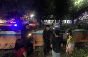 Tim Patroli Presisi Beri Himbauan Kamtibmas kepada Anak Muda yang Berkumpul di Taman Kota