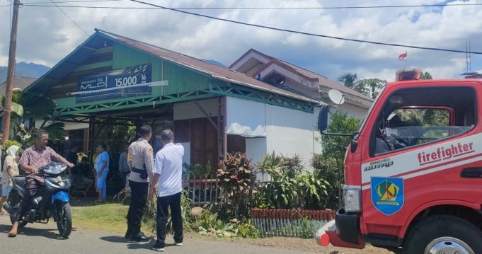 Kapolsek Passi Bantu Evakuasi Kebakaran Rumah Warga di Desa Pangian Tengah