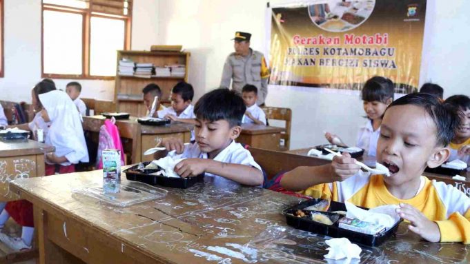 Lewat Gerakan Motabi Kapolres Kotamobagu Edukasi Pentingnya Sarapan Sehat Bernutrisi di Desa Bilalang III Utara