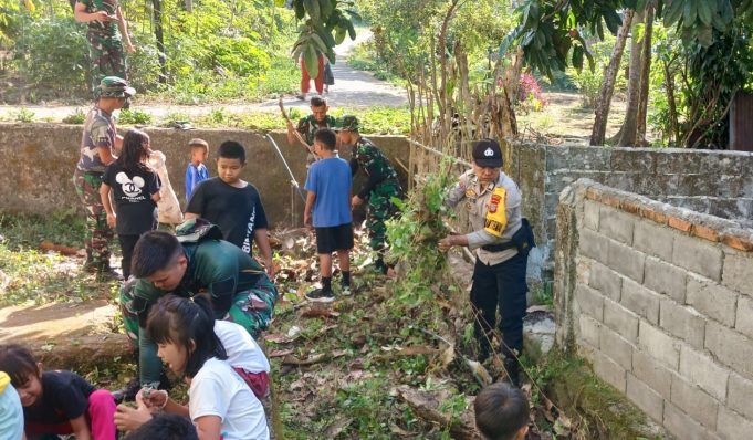 Tingkatkan Kebersihan Lingkungan, Bhabinkamtibmas Desa Moyag Kerja Bakti Bersama Warga