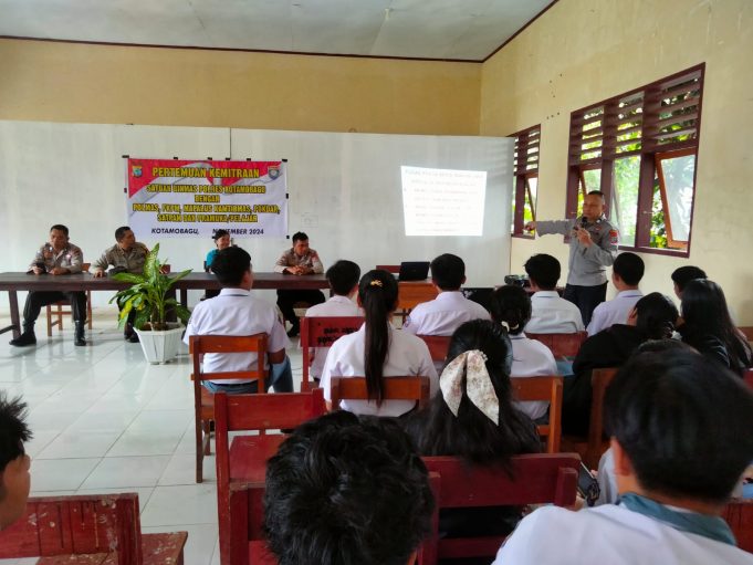 Peduli Generasi Muda Bangsa, Satbinmas Polres Kotamobagu Sambangi SMK Kristen Kotamobagu