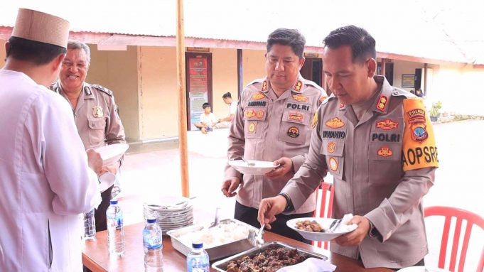 Syukuran Pilkada Berlangsung Aman dan Lancar, Kapolres Kotamobagu Gelar Acara Makan “Sinandoi” Bersama Jajarannya