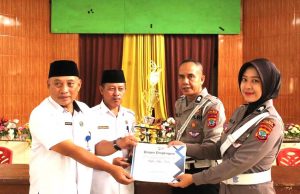 Polres Kotamobagu Serahkan Piala dan Piagam Penghargaan kepada Siswa MTs N 1 Kotamobagu