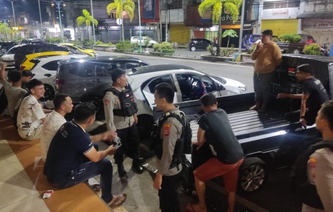 Patroli Malam, Tim Presisi Ajak Anak Muda yang Sedang Nongkrong Jaga Kamtibmas