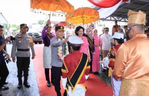 Disambut Forkopimda Lengkap Dengan Adat Bolmong, Kapolda Sulut Laksanakan Kunjungan Kerja di Polres Kotamobagu