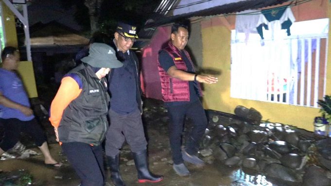 Bentuk Sinergitas, Kapolres Kotamobagu dan Pj. Walikota Tinjau Lokasi Banjir dan Lakukan Pencarian Korban Hanyut