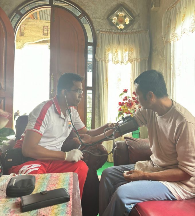 Sidokkes Polres Kotamobagu Lakukan Home Visit, Berikan Perhatian bagi Anggota yang Sakit