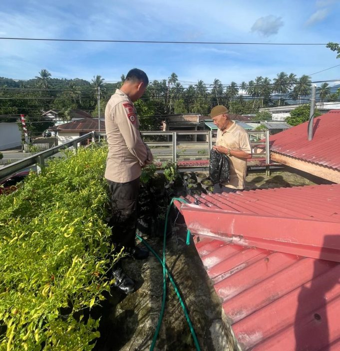 Dukung Kreativitas Bertani, Bhabinkamtibmas Mongkonai Barat Sambangi Lahan Pekarangan Milik Warga Binaan