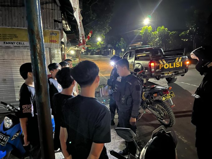 Tim Presisi Polres Kotamobagu Beri Himbauan Kamtibmas Sekelompok AAM di Kotobangon yang Sedang Nongkrong