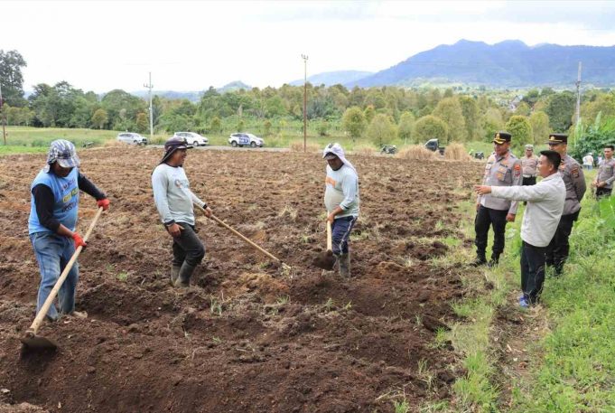 Sambangi Dataran Tinggi 1.100 – 1300 MDPL di Desa Sinsingon, Kapolres Kotamobagu Serap Keluhan Petani Bawang