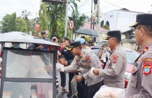 Bagi-bagi Takjil di Tengah Rintik Hujan, Kapolres Kotamobagu Tunjukkan Kepedulian di Bulan Ramadan
