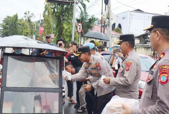 Bagi-bagi Takjil di Tengah Rintik Hujan, Kapolres Kotamobagu Tunjukkan Kepedulian di Bulan Ramadan