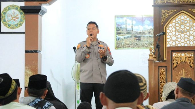 Kapolres Kotamobagu Silaturahmi dan Sholat Jumat di Desa Passi I, Sampaikan Imbauan Penting untuk Masyarakat