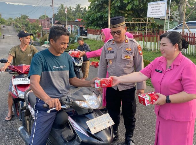 Polsek Kotamobagu Utara & Bhayangkari Bagikan Takjil, Wujud Kepedulian di Bulan Ramadhan