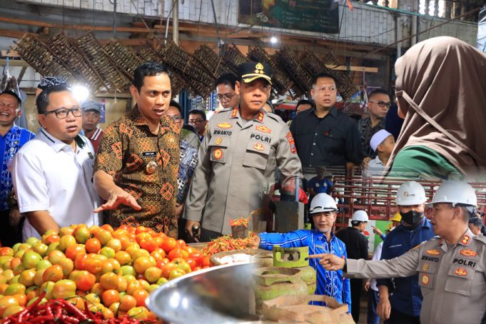 Cek Harga Pangan dan Sembako Hingga LPG, Kapolres Bersama Walikota Kotamobagu Sidak Pasar