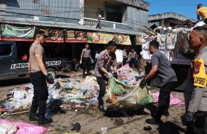 Sinergitas TNI-Polri dan Pemkot Kotamobagu, Berjibaku Bersihkan Sampah Bekas Pasar Senggol di Jalan Bumbungon