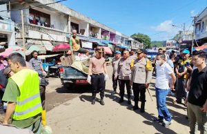 Forkopimda Kotamobagu Tinjau Langsung Baksos Pembersihan Sampah Bekas Lapak Senggol di Pasar 23 Maret