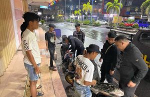 Tim Presisi Polres Kotamobagu Sampaikan Himbauan Kamtibmas Kepada Sekelompok Remaja Yang Nongkrong di Pertokoan