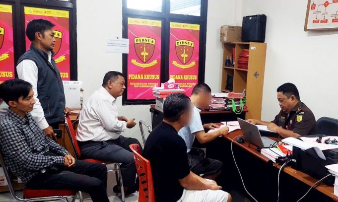 Penyidik Tipidkor Polres Kotamobagu Serahkan Dua Tersangka Korupsi Dana CSR PT. JRBM ke Kejaksaan