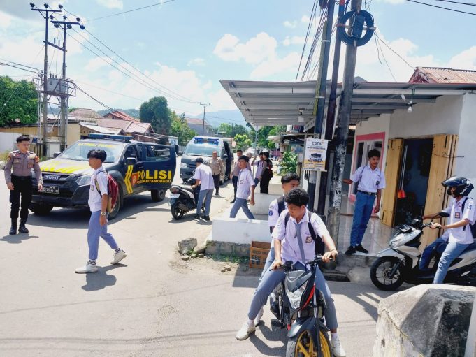 Polsek Kotamobagu dan Patroli Pantera Polres Kotamobagu Bubarkan Kerumunan Siswa SMK, Antisipasi Tawuran Pelajar
