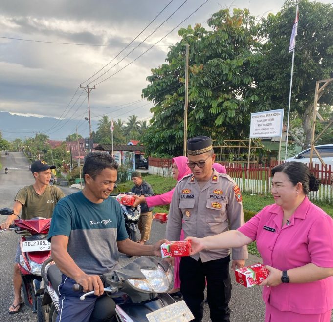 Polsek Kotamobagu Utara & Bhayangkari Bagikan Takjil, Wujud Kepedulian di Bulan Ramadhan