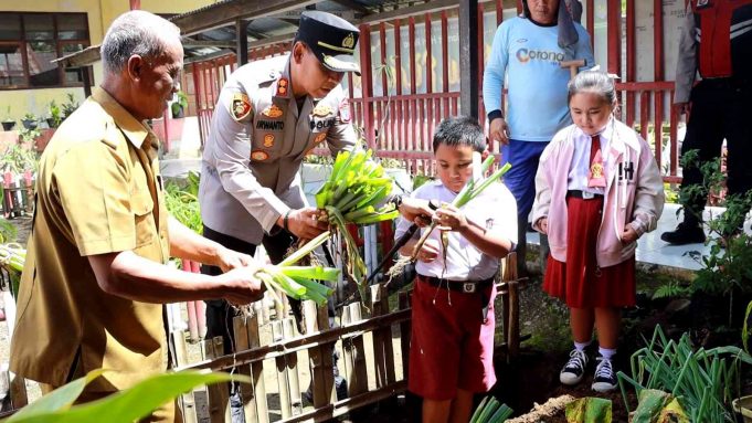 Totalitas dalam Inovasi, Kapolres Kotamobagu Jadi Guru Bertani Sehari untuk Siswa SD di Desa Sinsingon Barat